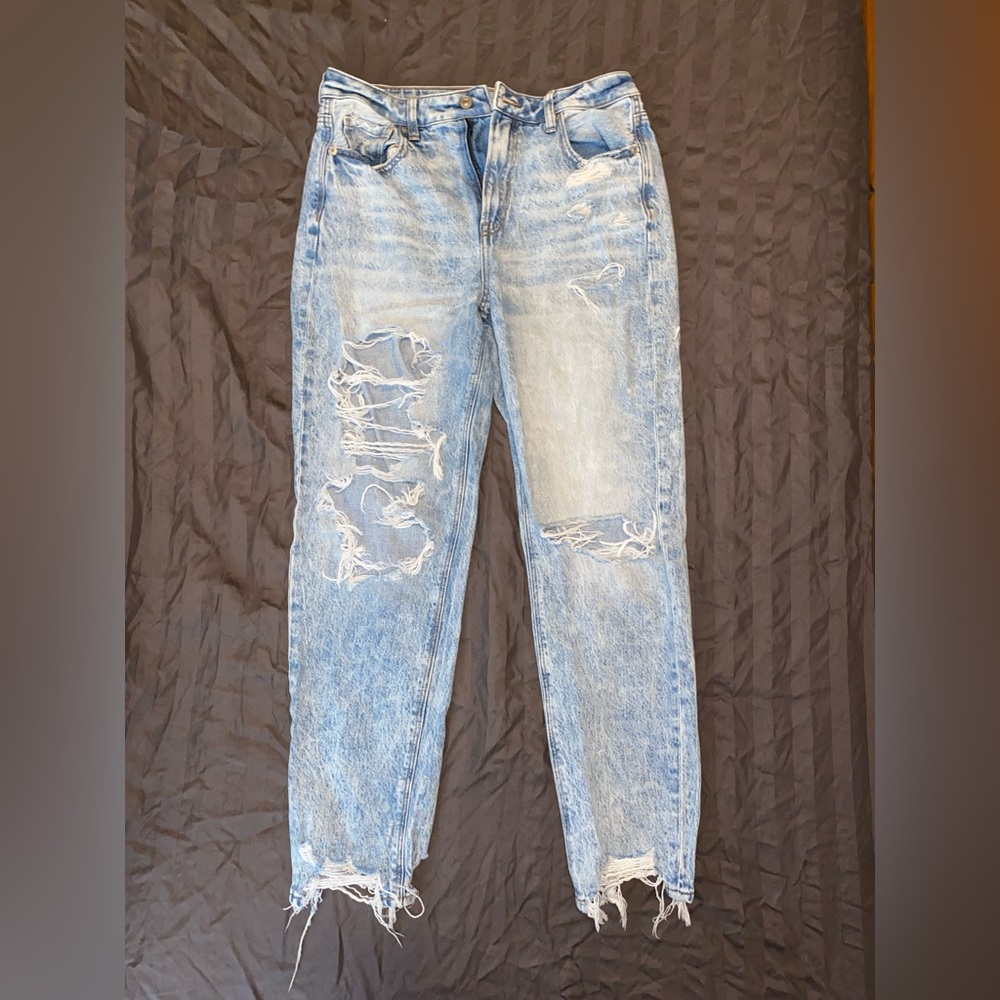Size 10 Long American Eagle Distressed Light Wash Mom Jean - Picture 1 of 8